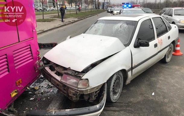 У Києві авто протаранило тролейбус