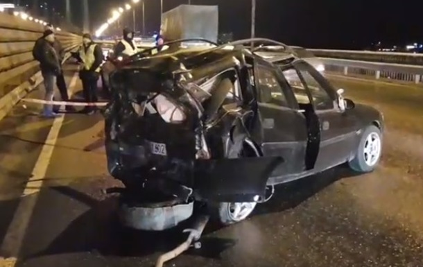 У Києві бензовоз врізався в Opel, двоє загиблих
