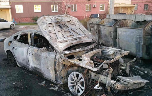 В Запорожье во дворе дома горели четыре авто