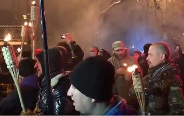 Річниця Майдану: активісти з факелами йдуть до АП