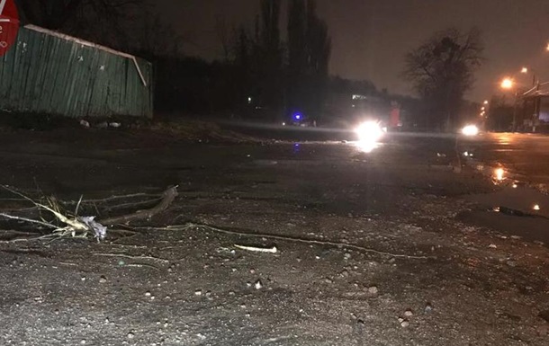 У Києві водій збив пішохода на тротуарі і зник