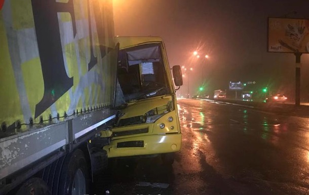 У Києві троє людей постраждали через ДТП маршрутки і фури