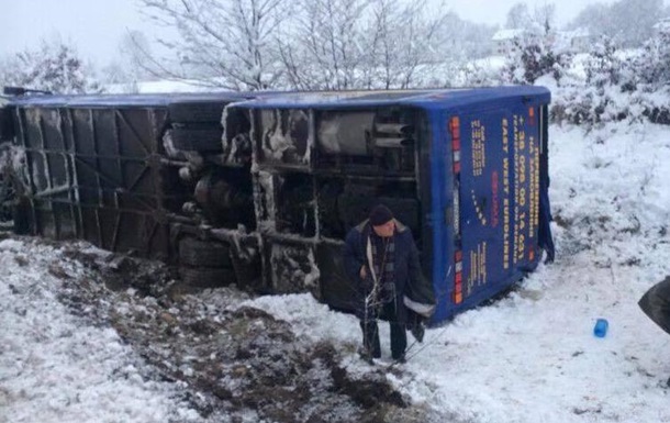 В Львовской области перевернулся рейсовый автобус