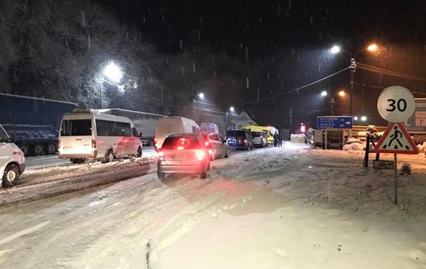 На Закарпатті через снігопад застрягли 500 авто