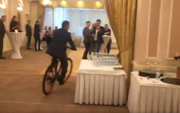 Ляшко разъезжал по ресторану на велосипеде