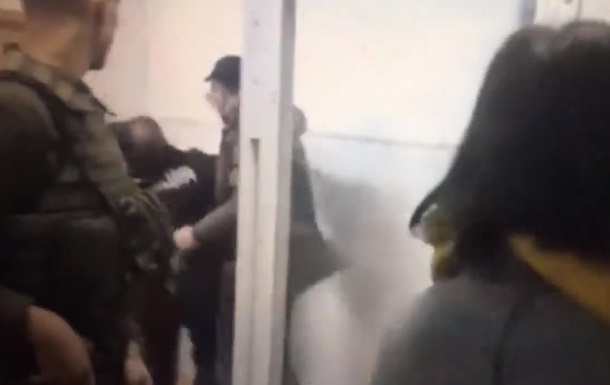 Парасюк ударил полицейского во время суда в Мариуполе