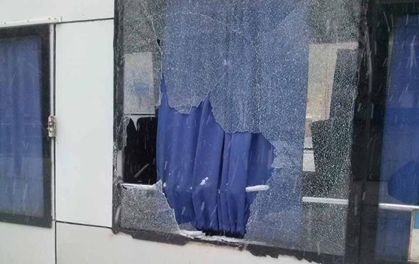 У Шостці пішохід розбив кулаком вікно маршрутки: постраждала пасажир