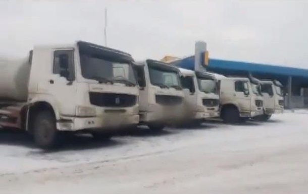 На кордоні затримали п ять бетономішалок з Криму