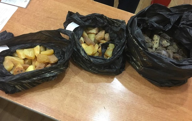 В Одесском аэропорту поймали китайца с 6 кг контрабандного янтаря