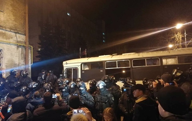СИЗО, куда привезли Саакашвили, окружили силовики