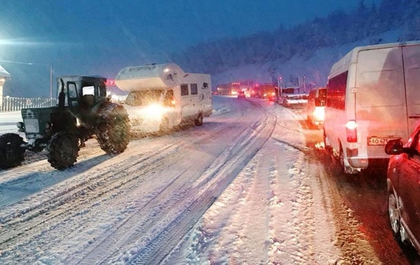 Через снігопад на Закарпатті транспортний колапс