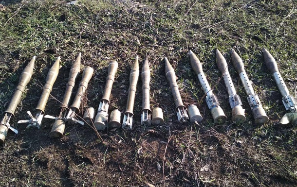  В Донецкой области нашли тайник с оружием из России