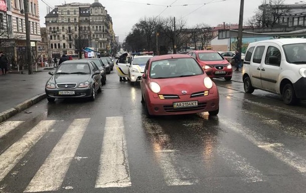 У Києві Nissan в їхав в зупинку
