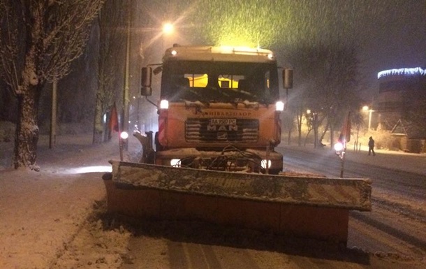 Снігопад у Києві: дороги чистять понад 300 одиниць техніки