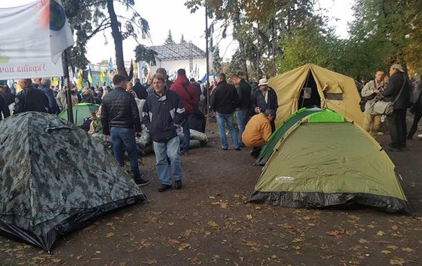 В палатках под Радой около 200 человек