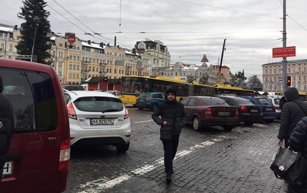 В Киеве припаркованное авто парализовало движение троллейбусов