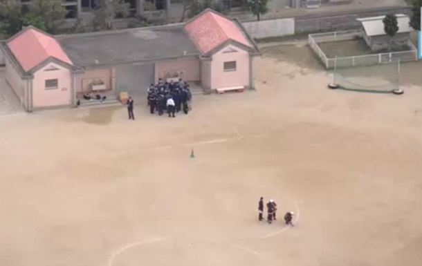 В Японии фрагмент вертолета упал на территории школы, пострадал ребенок