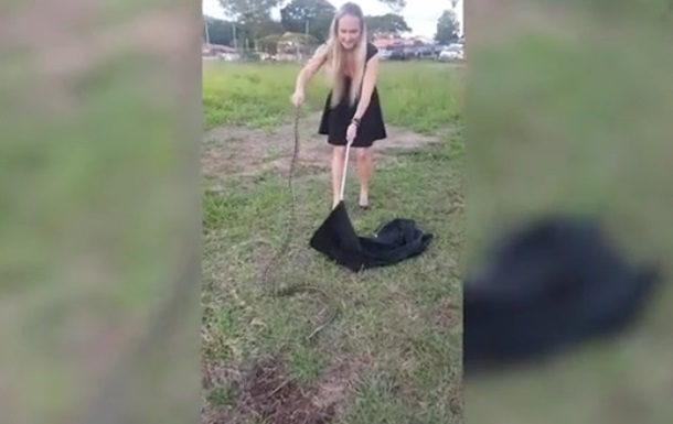 Украинка в мини-платье поймала 2,5-метровую змею