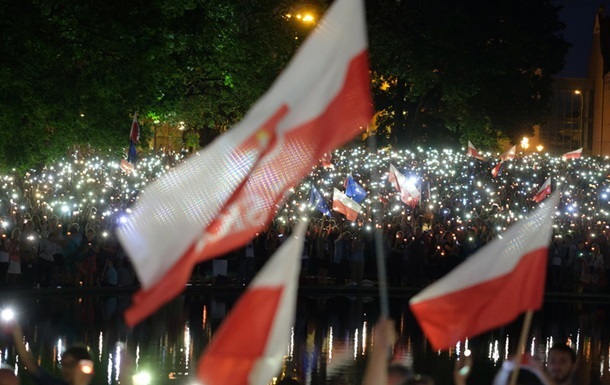 Сенат Польщі ухвалив суперечливий закон про Верховний суд