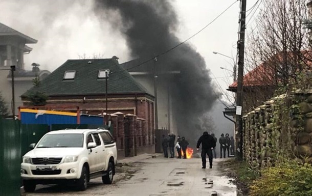 У Києві під будинком екс-міністра енергетики запалили шини - ЗМІ