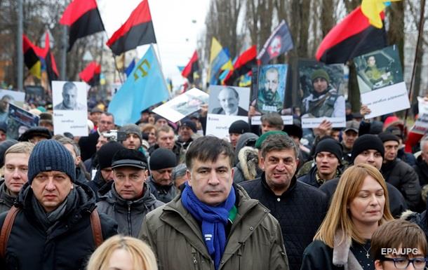 Мітингувальники в центрі Києва штурмують Жовтневий