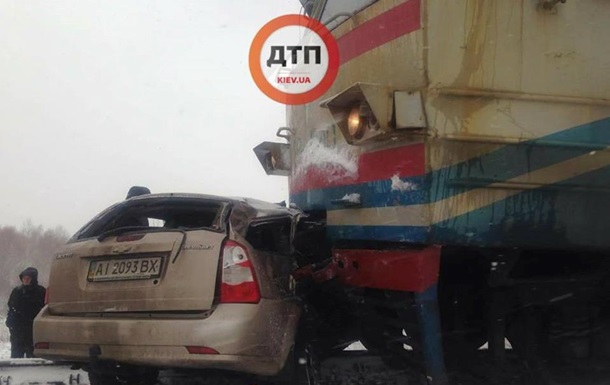 Под Киевом поезд протаранил авто