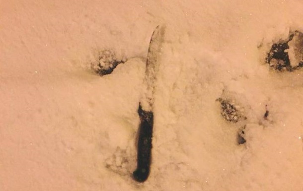 У Львові чоловік з ножем чіплявся до перехожих з погрозами вбити себе