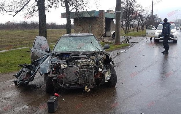 В Бердянске пьяный водитель протаранил остановку