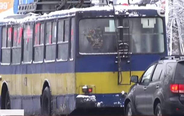 У Чернігові пасажир тролейбуса потрапив до реанімації після удару струмом