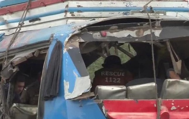 В Пакистане автобус столкнулся с трейлером: 11 погибших
