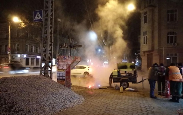 У центрі Одеси аварія на теплотрасі: без тепла близько сотні будинків