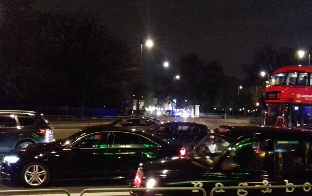 Возле Букингемского дворца обнаружен подозрительный автомобиль