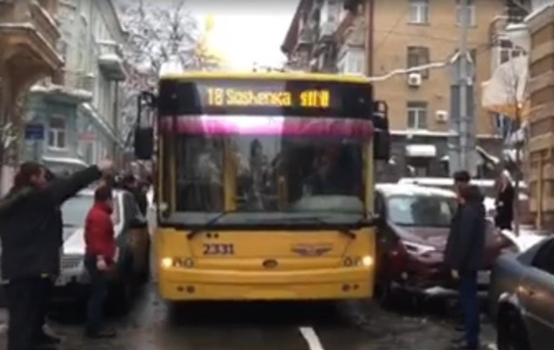 Припаркованное авто на час заблокировало улицу в Киеве