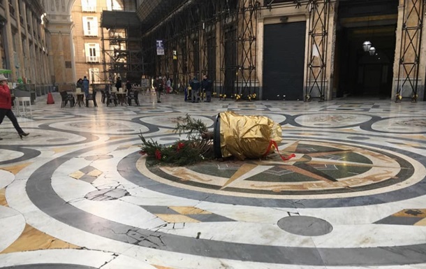 В Італії вкрали новорічну ялинку з торгового центру