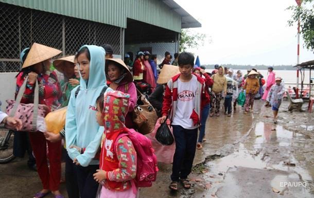 Во Вьетнаме из-за шторма эвакуируют миллион человек