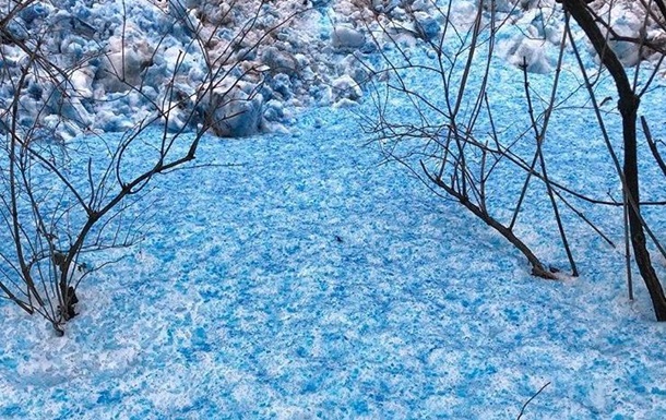 У Петербурзі випав синій сніг