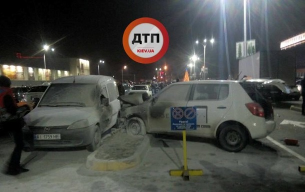 Масштабна ДТП в Києві: авто загорілося після зіткнення