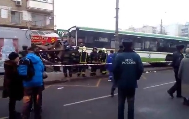 Автобус в їхав у зупинку в Москві, є постраждалі