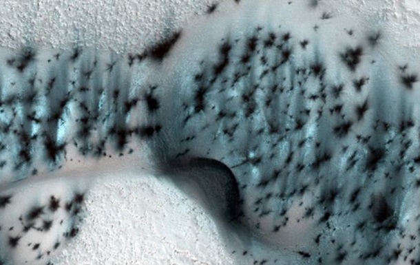 NASA показало фото засніженого Марса