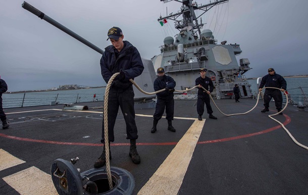 В Черное море вошел американский эсминец Carney