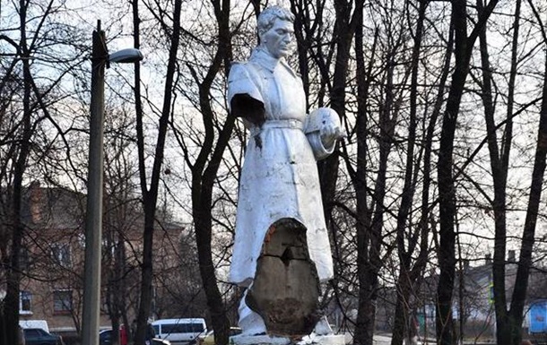 У Гайвороні зруйнували пам ятник солдатам Другої світової війни