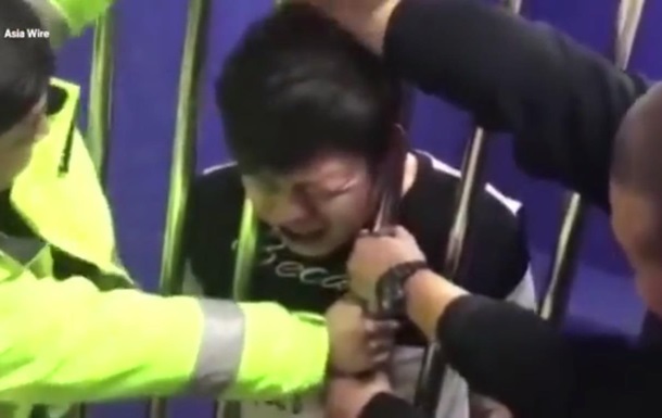 В Китае заключенный застрял головой в решетке