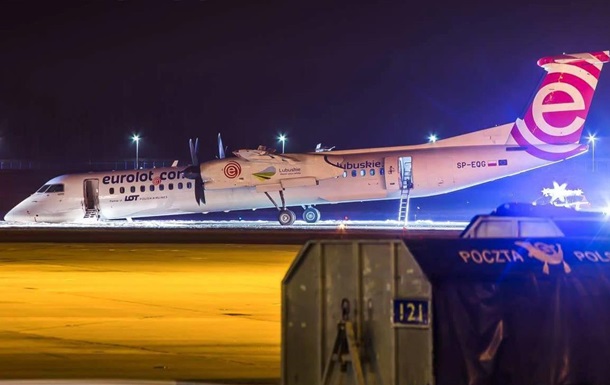 У Польщі пасажирський літак приземлився без переднього шасі