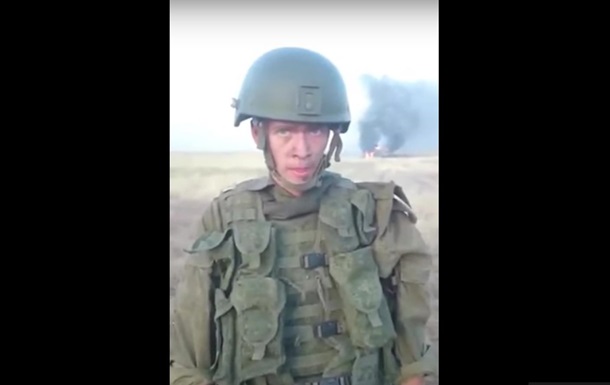 З явилося відео, як російський солдат спалив БТР, розігріваючи консерви