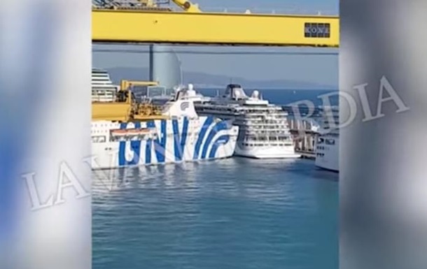 В порту Барселоны паром врезался в круизный лайнер