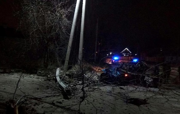 Під Києвом п яна жінка-водій врізалася у стовп