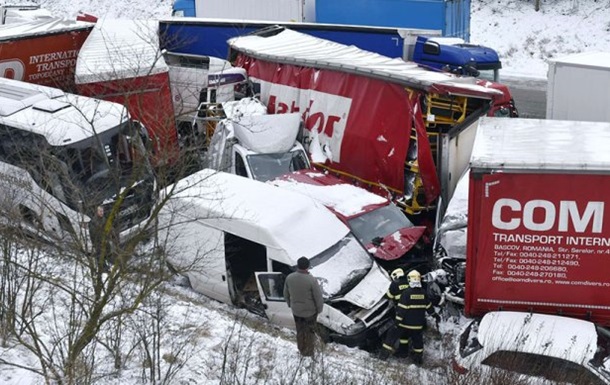 Більш як 30 автомобілів зіткнулися через снігопад у Чехії