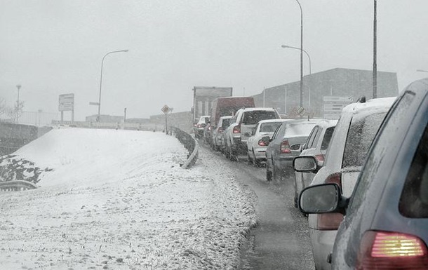 Киев стоит в пробках из-за снегопада