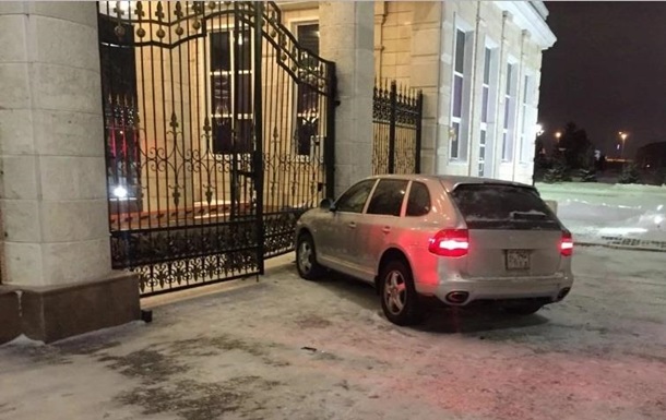 У Казахстані поліцейський на Porsche влетів в огорожу резиденції президента
