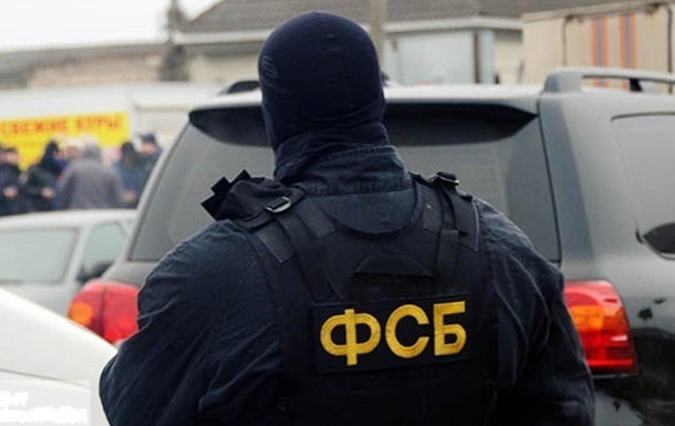 ФСБ заявила про затримання в Криму українця за наругу над прапором РФ